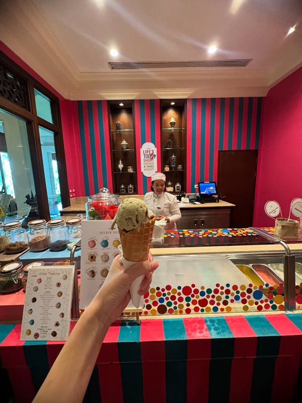 เอวา ปวรวรรณ โพสต์ภาพพักผ่อนที่โรงแรมหรูกระบี่ คนโฟกัสชุดชมพูสุดแซ่บ