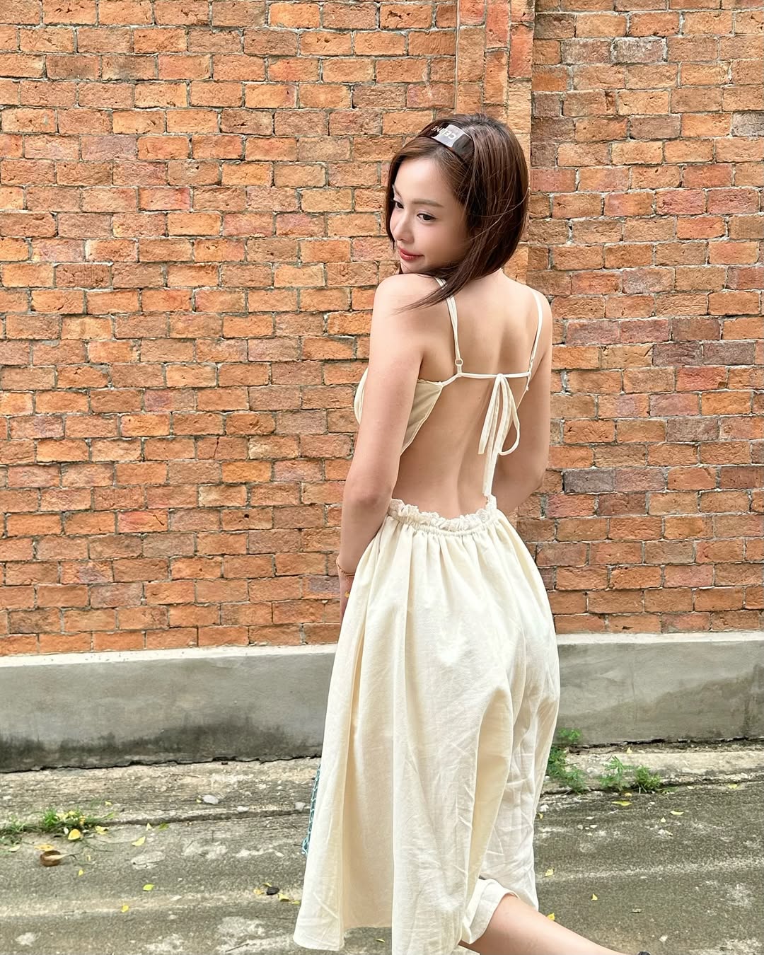 อุ้ม อิษยา อวดแฟชั่นสุดละมุน โชว์แผ่นหลังขาวเนียนริมชายหาด