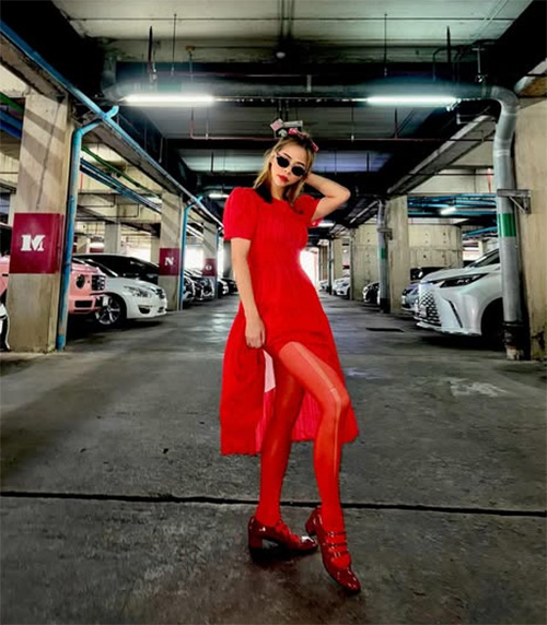 พลอย ชวพร คือใคร รู้จักพร้อมส่องแฟชั่นชิค ๆ สไตล์แฟชั่นนิสต้าตัวแม่