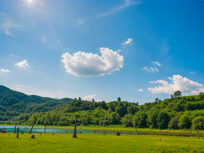 ทุ่งหญ้าสีเขียว ที่เที่ยวหน้าฝน 2568 อ่างเก็บน้ำน้ำงิม