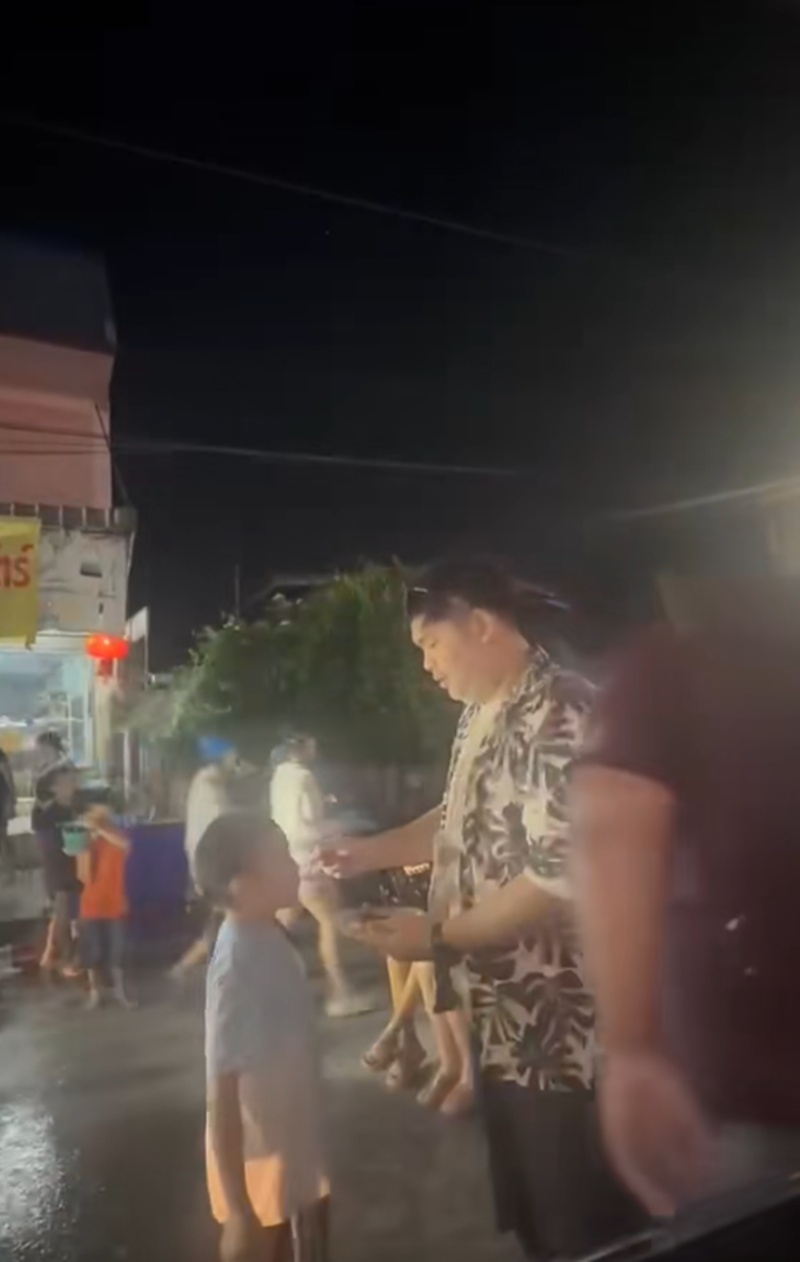 ป้อนข้าวเด็ก