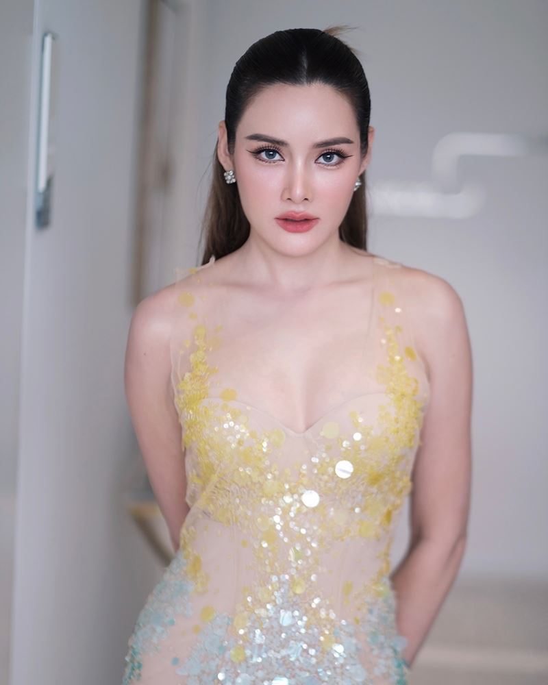 หญิง รฐา