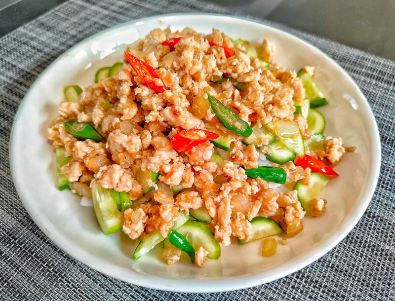 ไก่คั่วกระเทียมราดข้าว