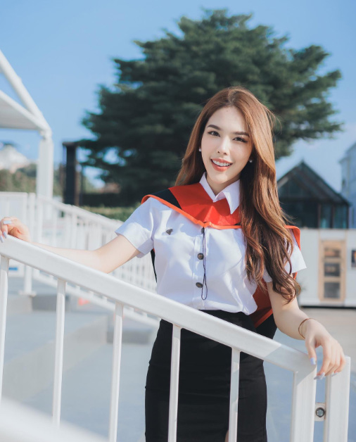 เปิดประวัติ แก้ม สรัลรัตน์ นางแบบสาวสวย ที่ไฮโซเก๊เคยแชทจีบ