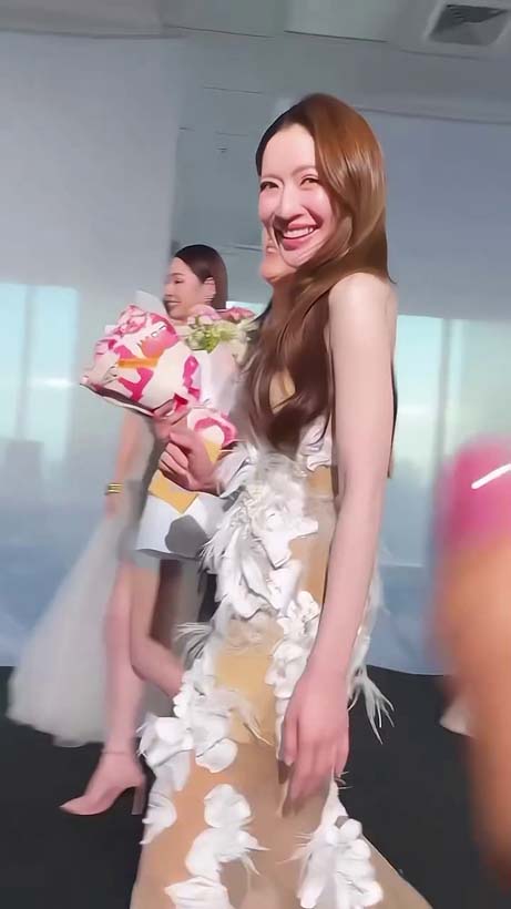 แอฟ ทักษอร สวยจึ้ง กับแฟชั่นชุดเดรสซีทรูลายลูกไม้สุดบาง