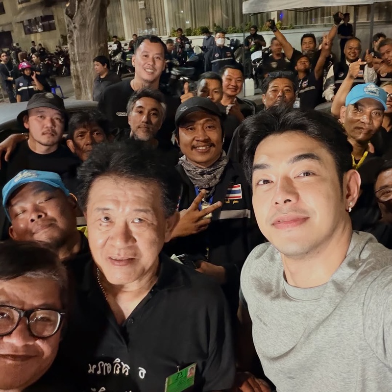 อาร์ต พศุตม์ อาสาช่วยจัดแถว ขี่รถรับส่งฟรีที่สนามหลวง เพื่อร่วมถวายความอาลัย