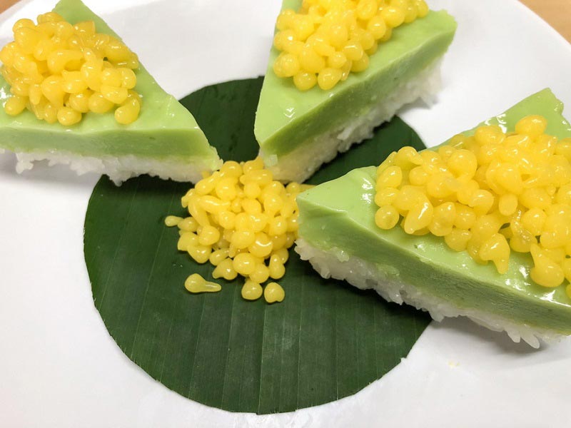 ข้าวเหนียวมะม่วงคาเวียร์ คัสตาร์ดใบเตย