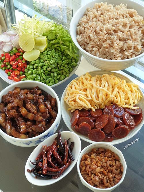 ข้าวคลุกกะปิ 