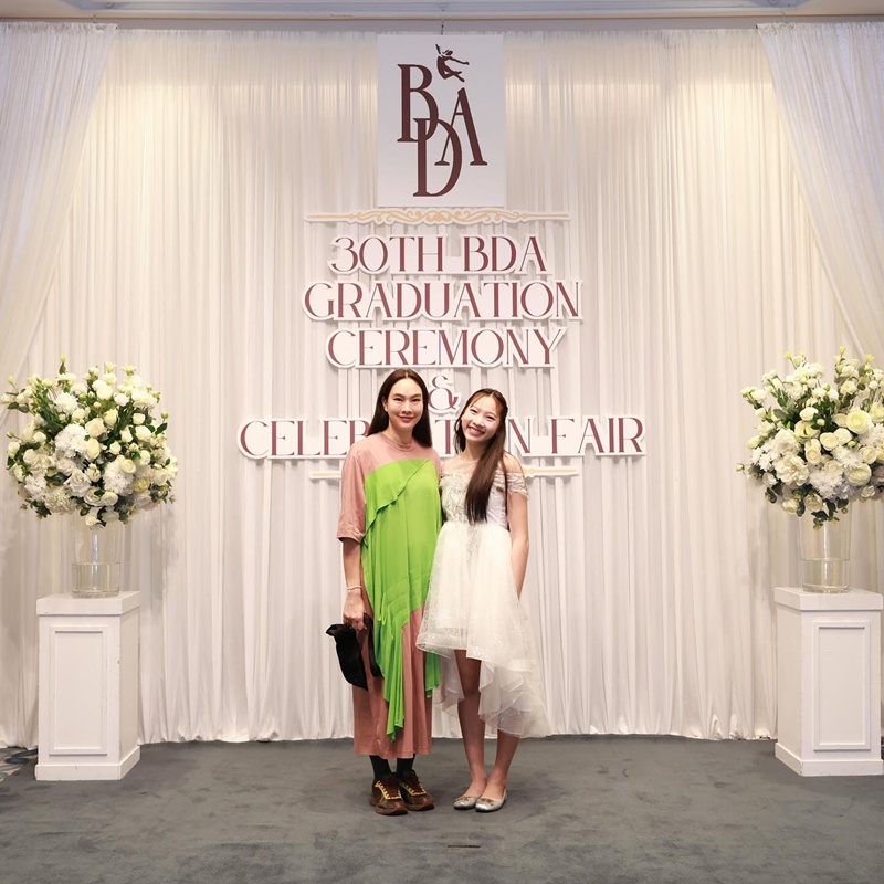 ตุ๊ก ชนกวนันท์ สุดภูมิใจ น้องแพรว รับรางวัลเยาวชนดีเด่นแห่งชาติ 