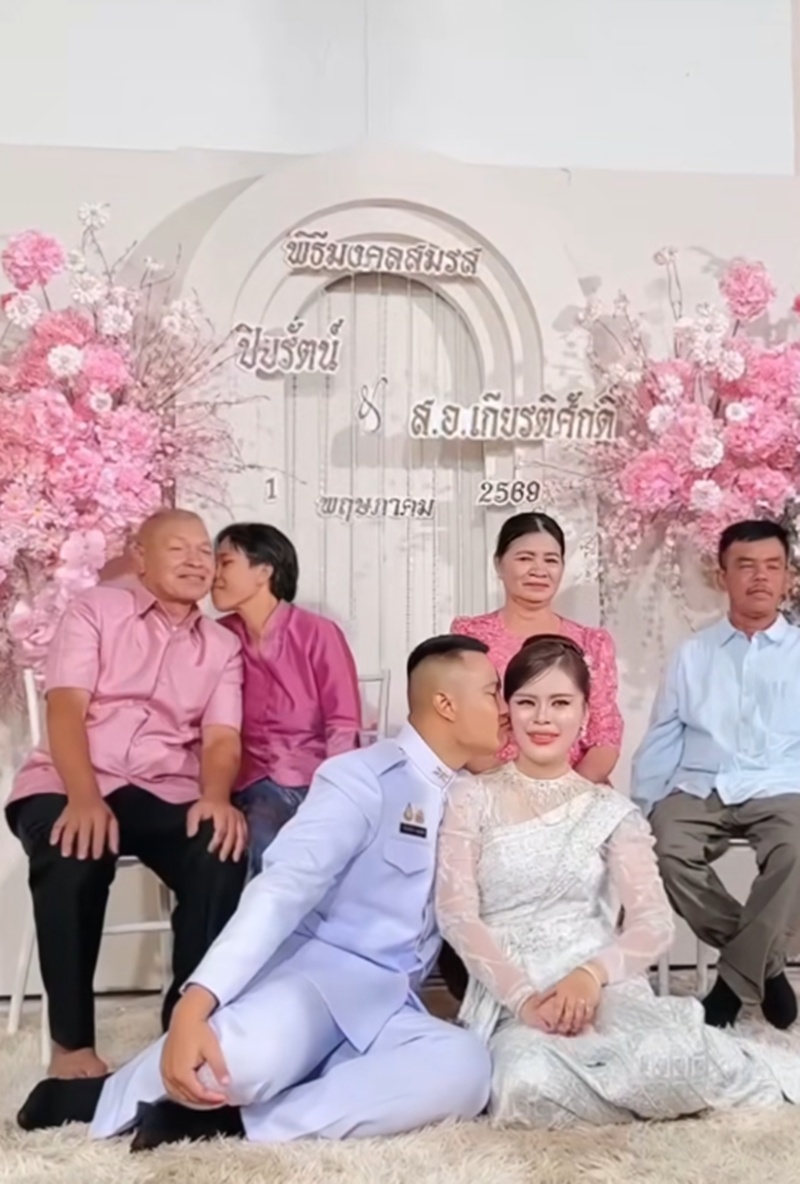 เจ้าบ่าวหอมแก้มเจ้าสาว