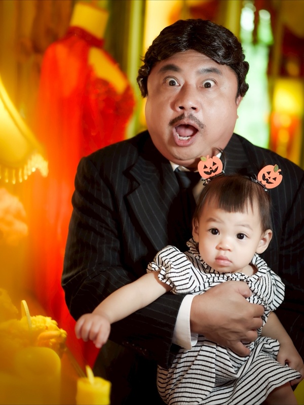 หนูแหม่ม สุริวิภา ควง บ๊อบบี้ และลูก ๆ แต่งผีฮาโลวีน Addams Family