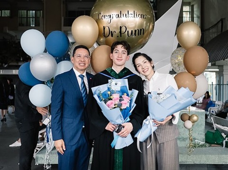 นุสบา ปุณณกันต์ ปลื้มหนัก ลูกชาย นพ.ปุณณ์ ซ้อมรับปริญญาหมอรามาฯ