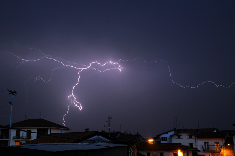 วิธีเอาตัวรอดจากฟ้าผ่า