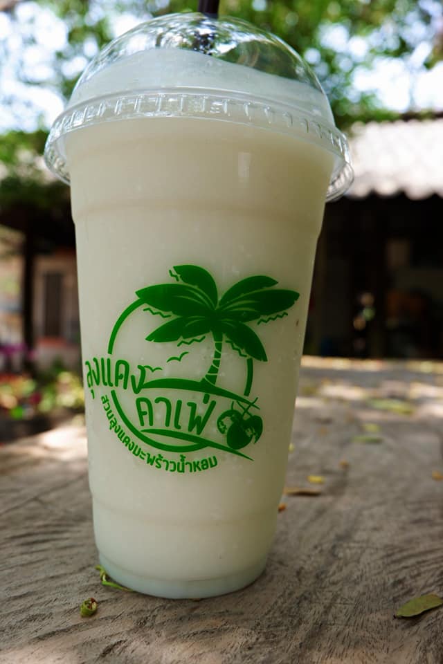 คาเฟ่ในสวนมะพร้าว