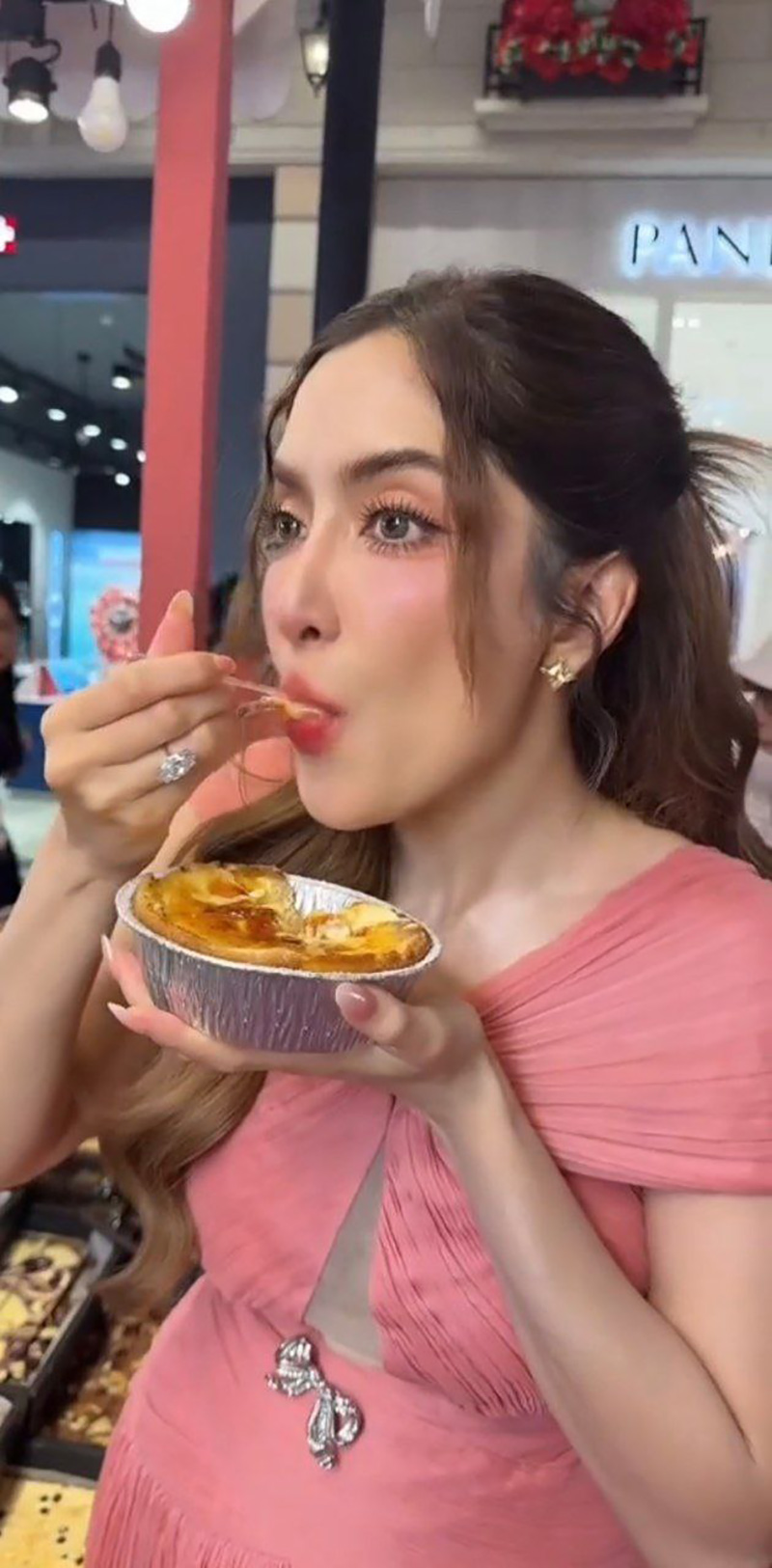 พิ้งกี้ สาวิกา โพสต์คลิปกินแซ่บ แต่คนหลุดโฟกัส