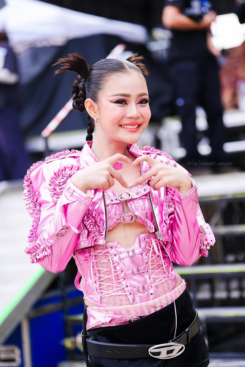 ลำไย ไหทองคำ ฟาดคนแซะใส่ชุดโชว์จุกโผล่