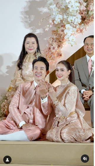 เบนซ์ ปุณยาพร ควง แก๊ป เข้าพิธีหมั้น