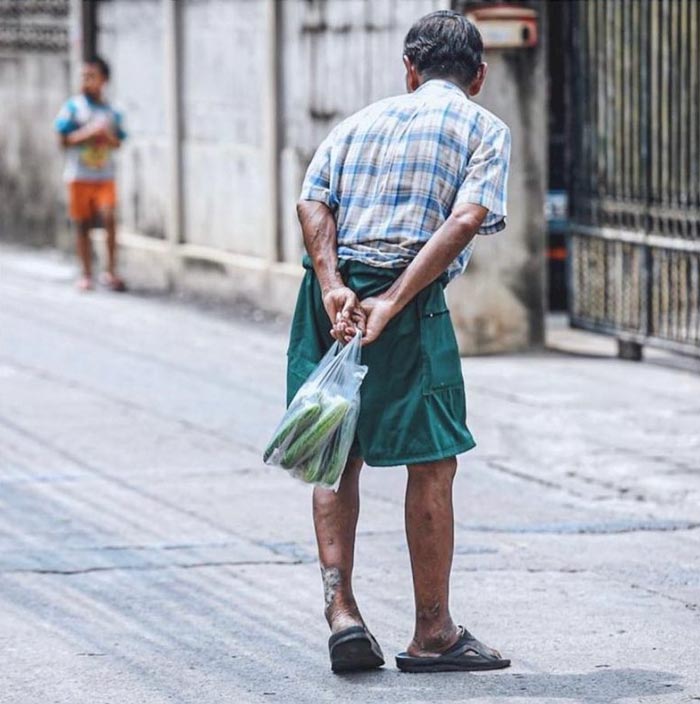 คุณลุงถือถุงแตงกวา