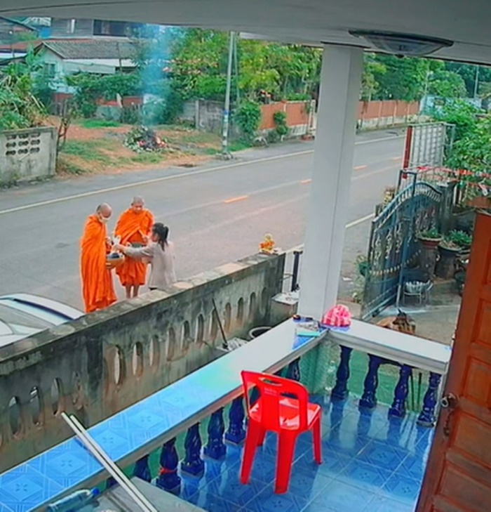 ใส่บาตร