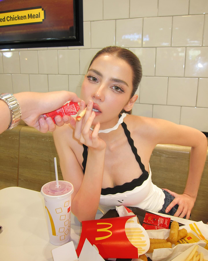 จีน่า โพสต์บอกขายเสื้อ แต่ทำหลุดโฟกัสที่มือ