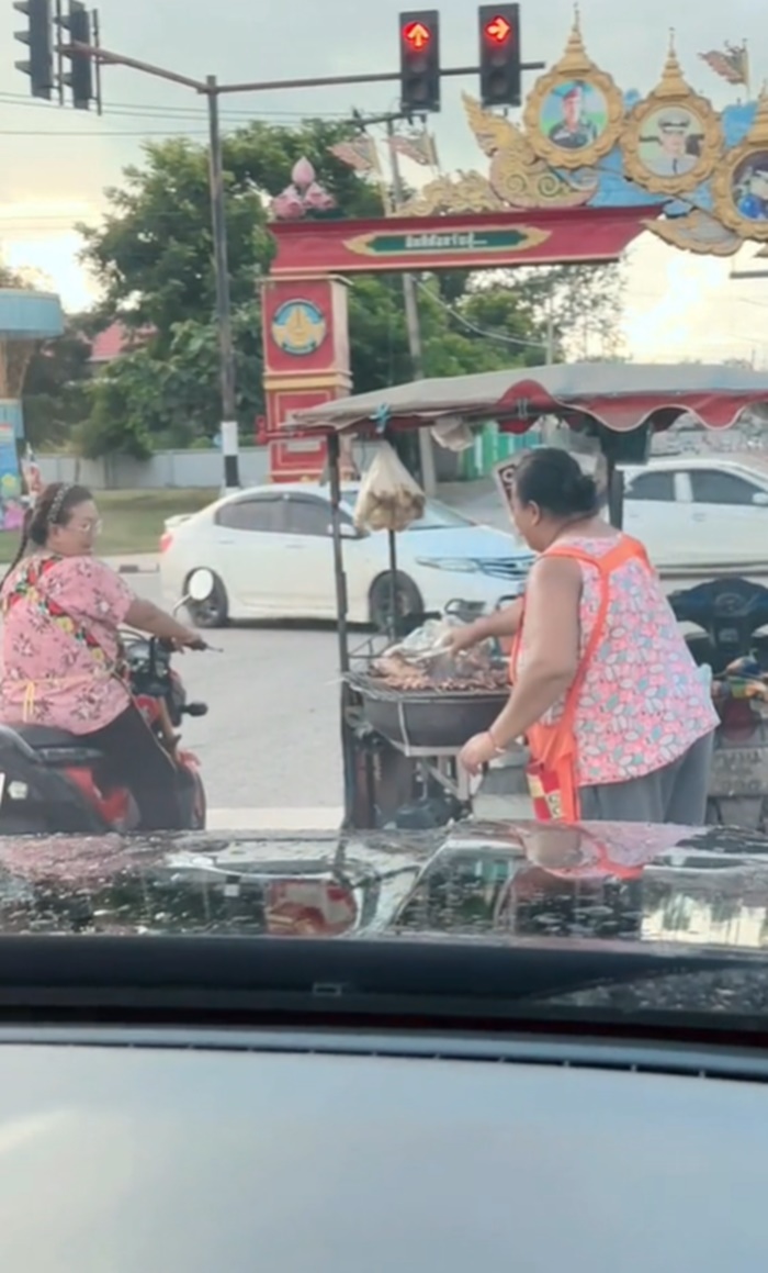 แม่ค้าหมูปิ้ง