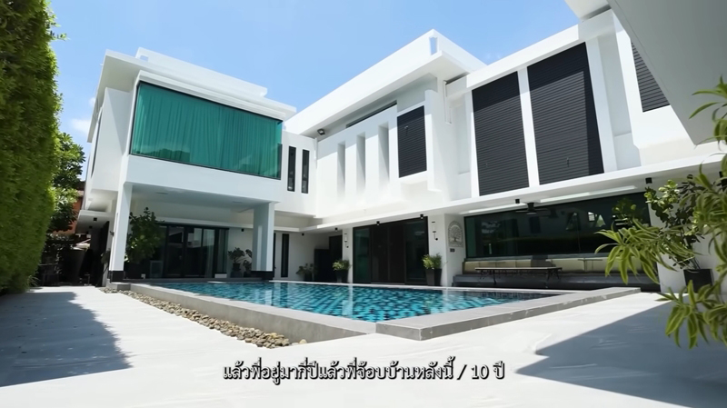 บ้าน จ๊อบ นิธิ สระว่ายน้ำ