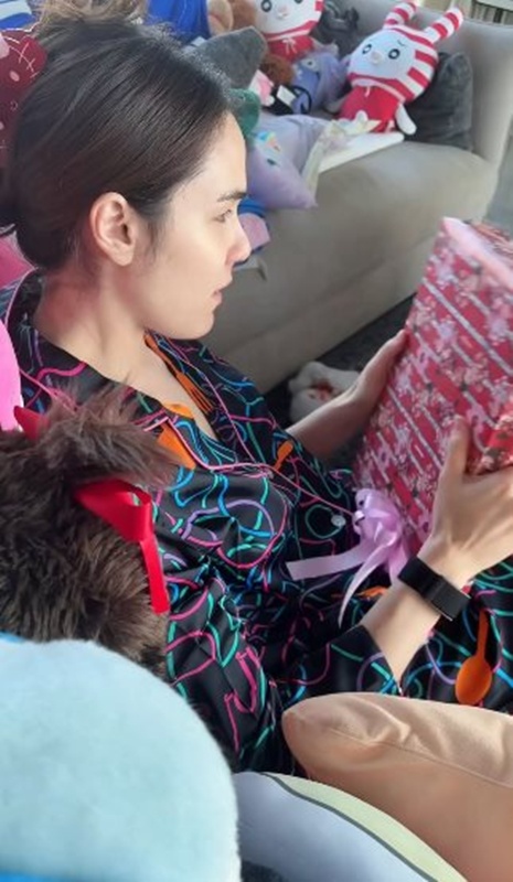 ชมพู่ อารยา แกะของขวัญจากเพื่อนซี้ พลอย ชวพร