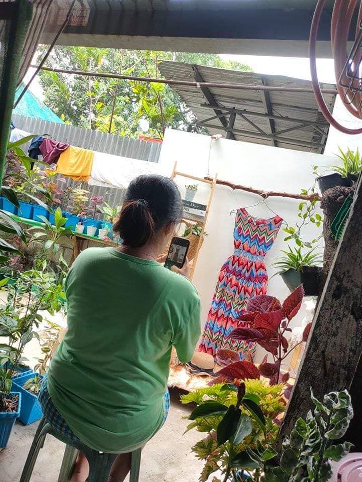 ถ่ายรูปขายเสื้อผ้า