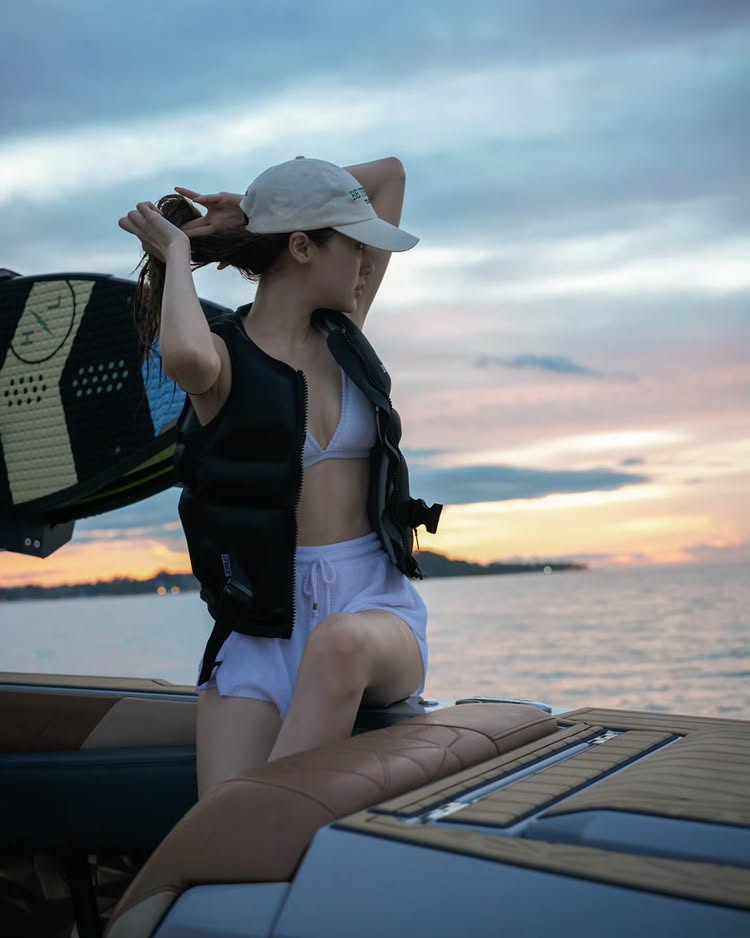 พิม พิมประภา ชีเสิร์ฟ นุ่งบิกินี่ชมอาทิตย์ตกดินริมทะเลสาป