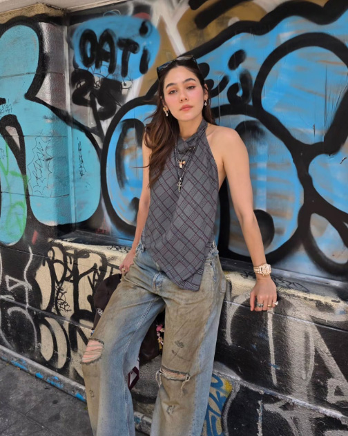 ส่องแฟชั่นกางเกงยีนส์เปื้อน ๆ ฉบับซุปตาร์ กับลุคเก๋ ๆ มีไว้อินเทรนด์ก่อนใคร