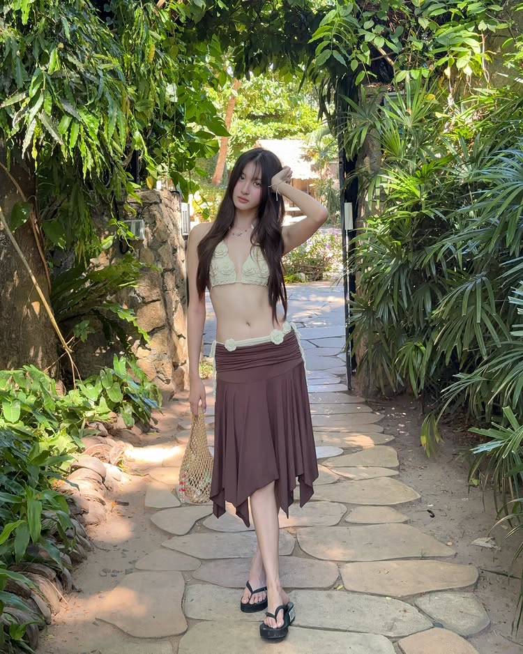 วิว เบญญาภา ส่งภาพเซ็กซี่เบา ๆ ในชุดทูพีซท่อนบน