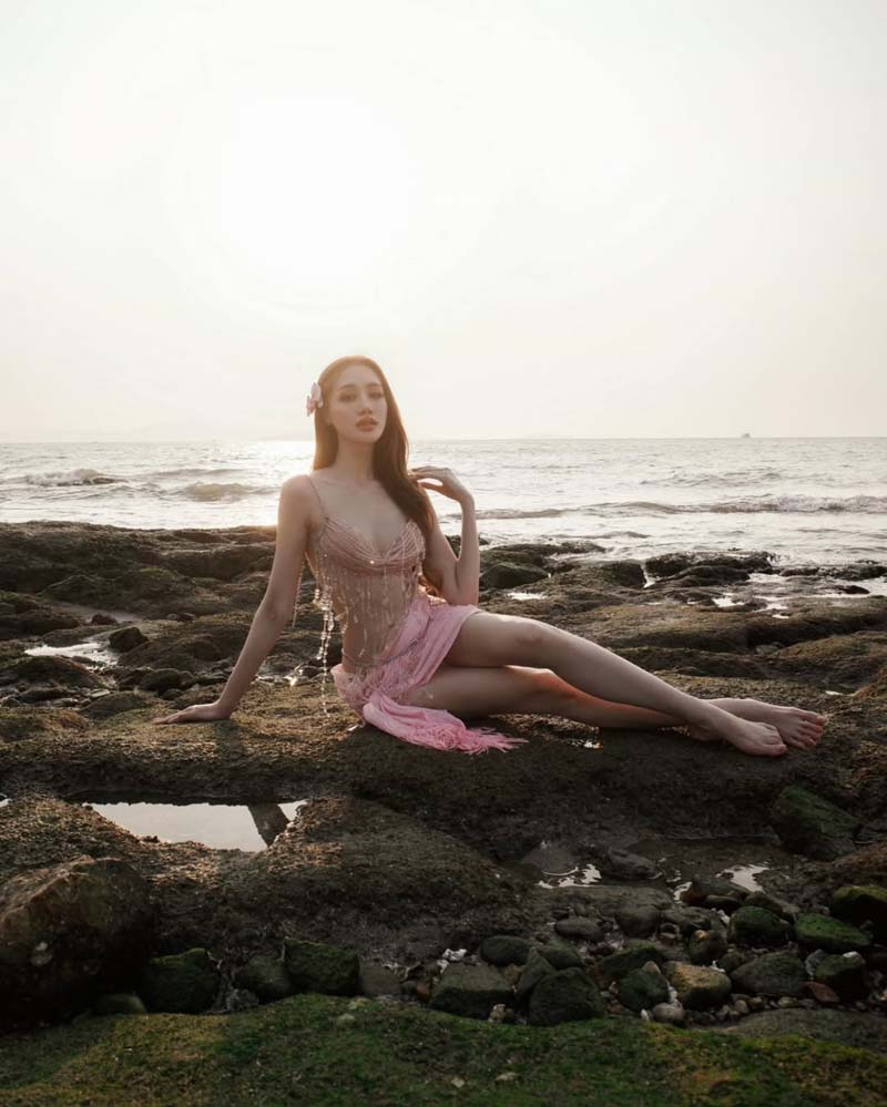 พิม พิมประภา เสิร์ฟทูพีซเซ็กซี่ ต้อนรับซัมเมอร์แบบร้อน ๆ ริมหาด