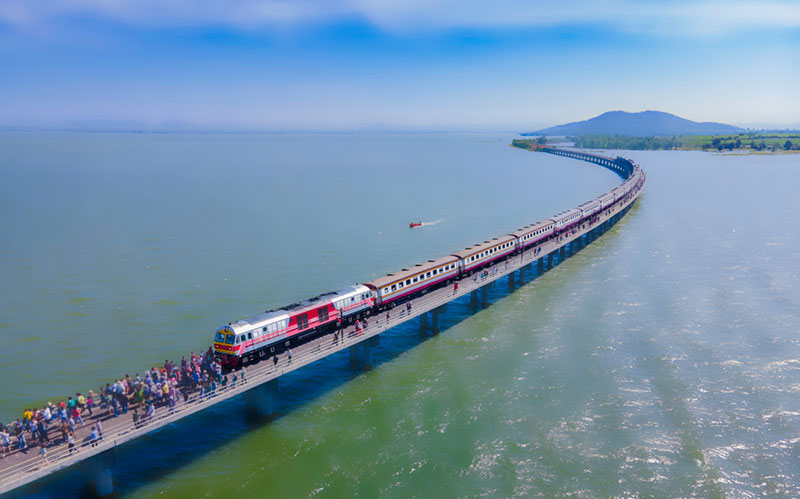 รถไฟลอยน้ำ 2564
