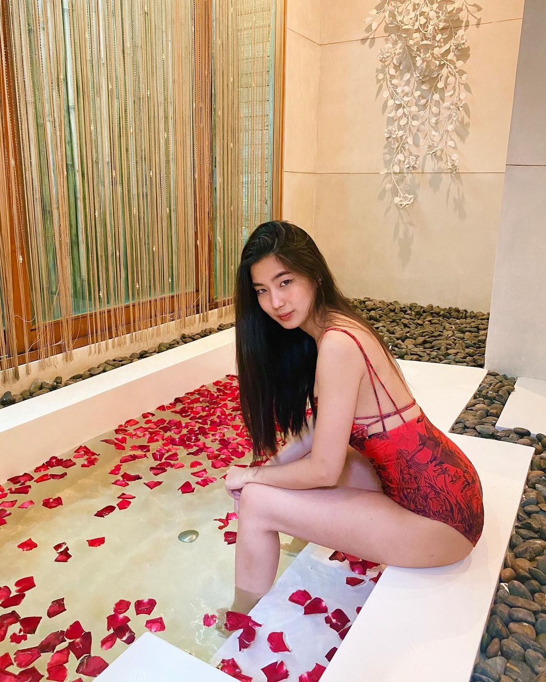 ก้อย อรัชพร ดาราชุดว่ายน้ำ