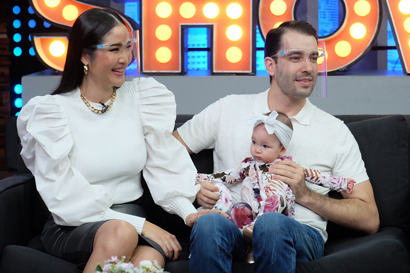 ภาพข่าว กวาง ฟ้ารุ่ง ควงสามีสุดหล่อ