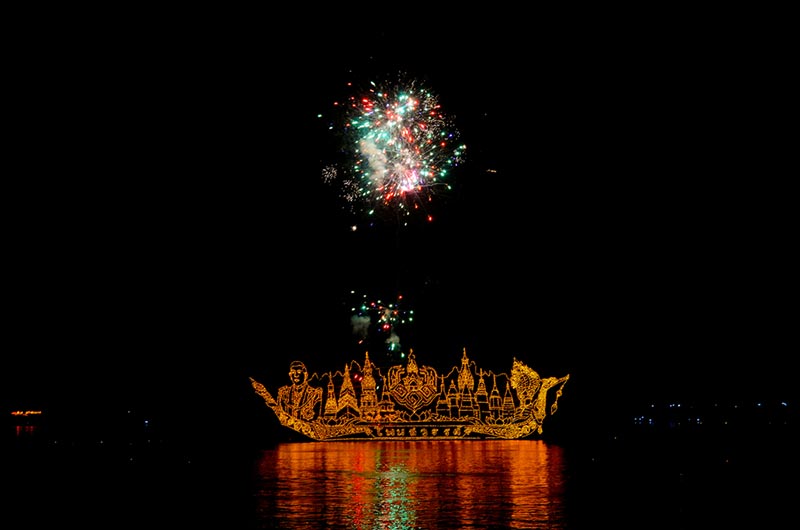 ประเพณีไหลเรือไฟ