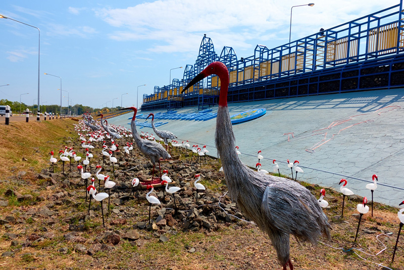 รูปปั้นนกกระเรียนพันธ์ไทย หน้าอ่างเก็บน้ำจรเข้มาก จังหวัดบุรีรัมย์