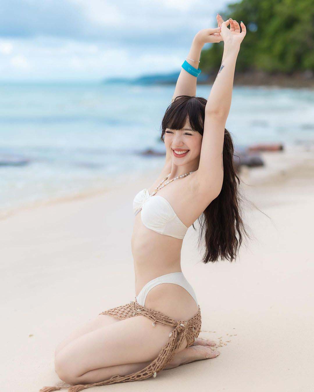 พลอยชมพู ญานนีน ชุดว่ายน้ำ