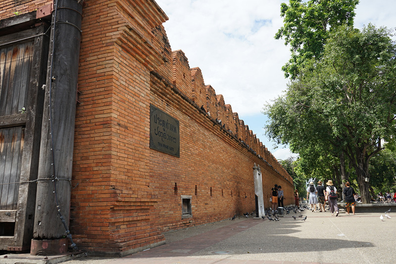 ที่เที่ยวสงกรานต์ 2568 คูเมืองเชียงใหม่ จังหวัดเชียงใหม่ ประตูท่าแพ