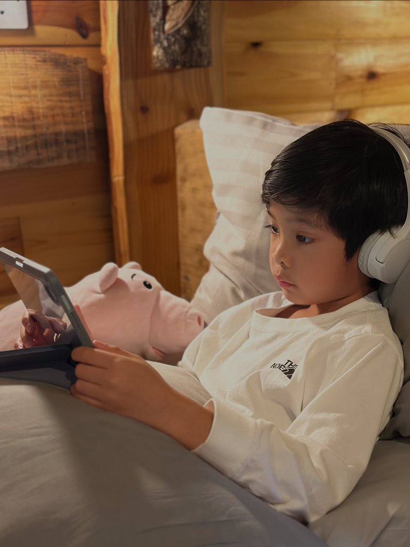 เอมมี่ มรกต เผยโมเมนต์ครอบครัวใช้ชีวิตกลางป่า