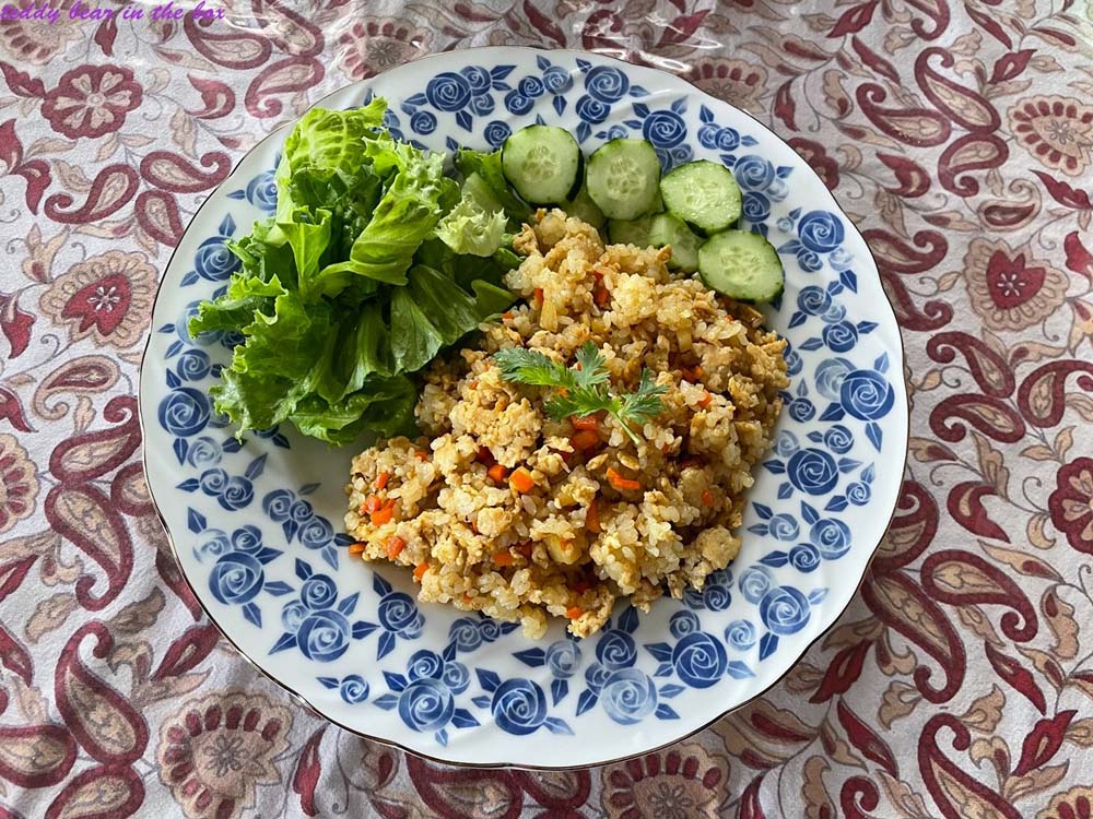 ข้าวผัดผงกะหรี่ไก่สับ