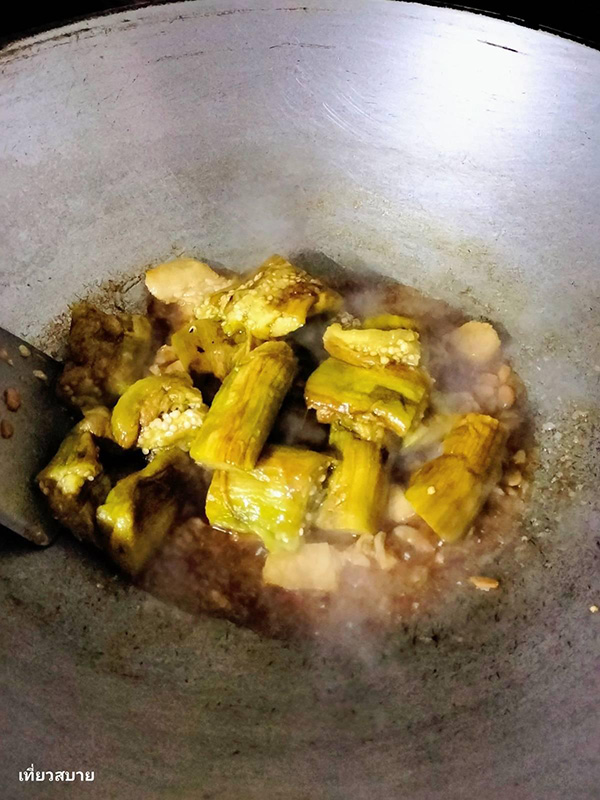 ผัดมะเขือยาวใส่หมูทอด อาหารไทย สูตรอาหาร