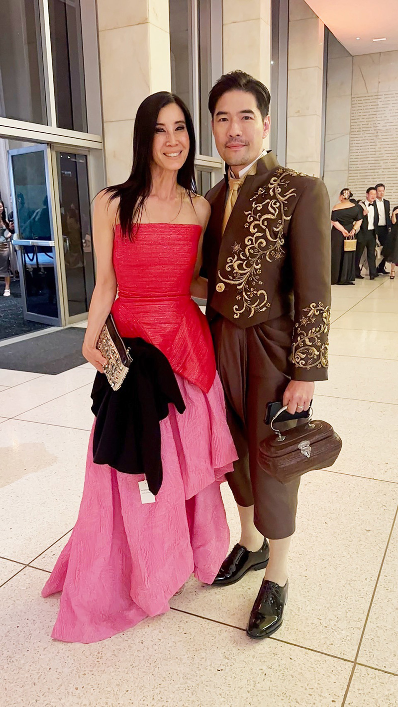 วู้ดดี้ เดินพรมทองในชุดไทย งาน Gold Gala 2025 