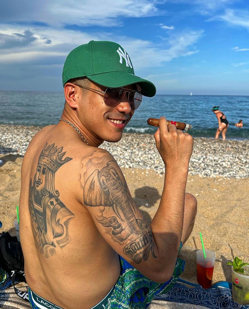 โต้ง ทูพี ควง พลอย เฌอมาลย์ อาบแดดโชว์ความฮอตที่ชายหาดสเปน