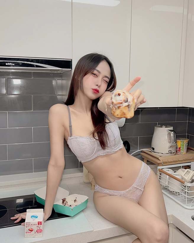 เอื้อย พรสวรรค์ กับชุดนอนไม่ได้นอน เพราะหิว ลุกมาค้นตู้เย็นหาอะไรกิน