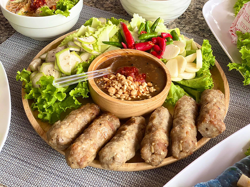 ร้านแหนมเนือง