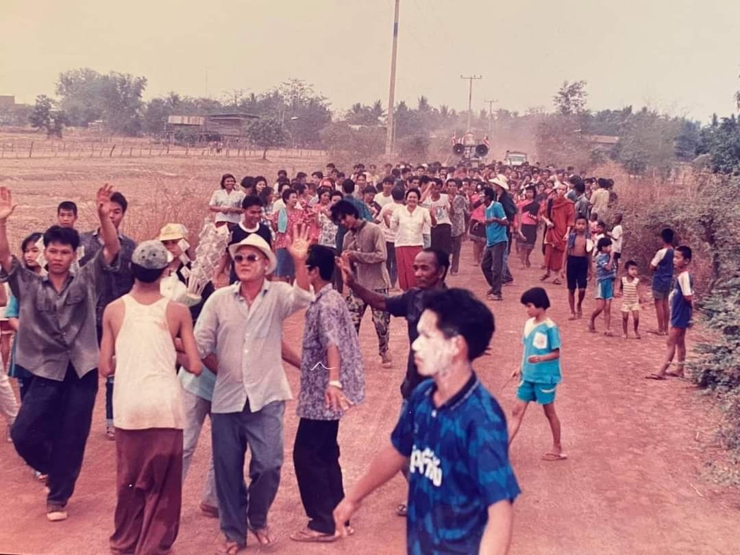 ทอดผ้าป่า