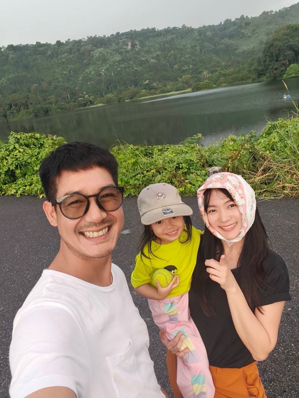 เวียร์ ศุกลวัฒน์ พาวิกกี้ น้องวิริน ไปพักผ่อนที่บ้านสวน