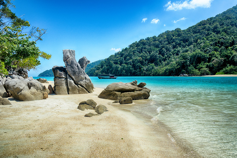 หินแม่ไก่ ที่หมู่เกาะสุรินทร์