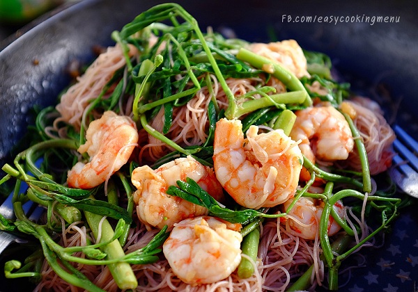 ส้นหมี่ข้าวกล้องผัดผักกระเฉด